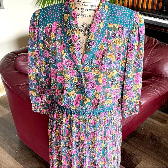 Vintage Maxi Dress. 70’s- 80’s Retro Floral and Pleated and with Shoulder Pad. - Picture 2 of 16